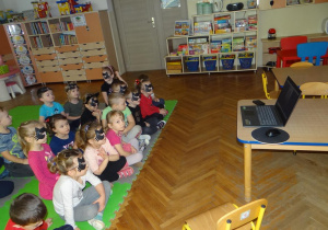 przedszkolaki oglądają ciekawostki o kotach na ekranie laptopa